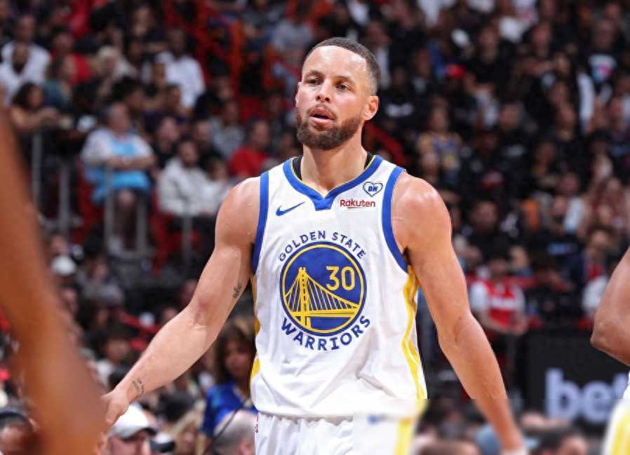 关于蒂姆迎来十二赛季出色发挥，勇士观众热烈欢呼！的信息